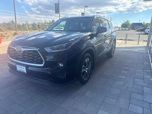 Used 2021 Toyota Highlander XLE AWD/4WD image 4