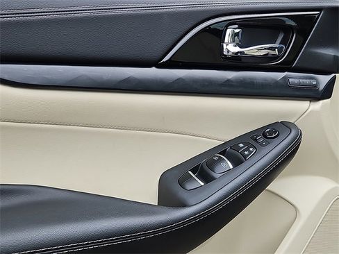 Used 2023 Nissan Maxima Platinum image 12