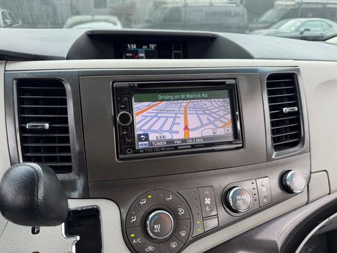 Used 2011 Toyota Sienna LE w/ Towing Pkg AWD/4WD image 23