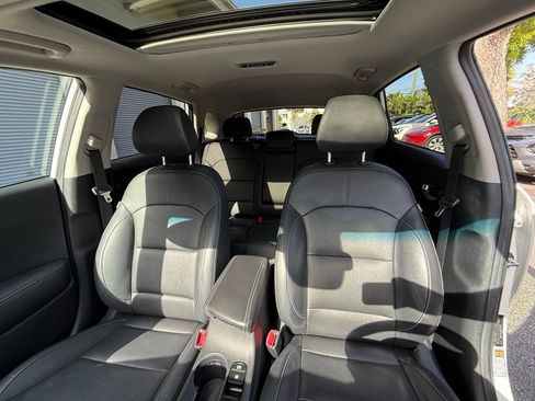 Certified 2022 Kia Niro Touring Special Edition FWD image 9