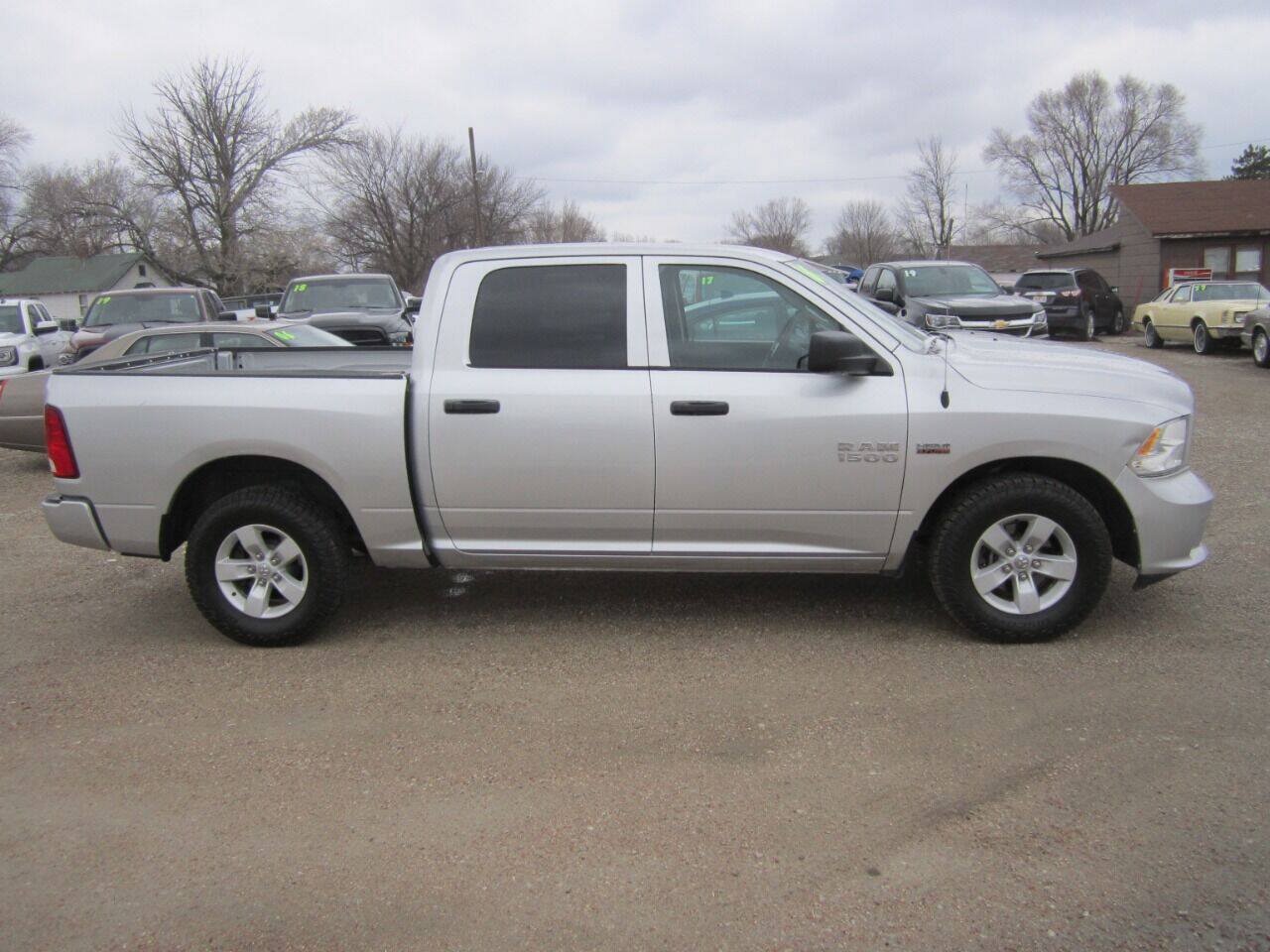 Used 2016 RAM 1500 Express RWD image 3