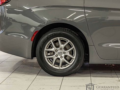 Used 2022 Chrysler Pacifica Touring image 12