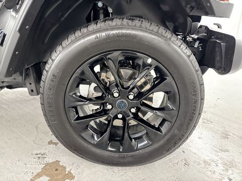 Used 2025 Jeep Wrangler Unlimited Sahara w/ Safety Group AWD/4WD image 13