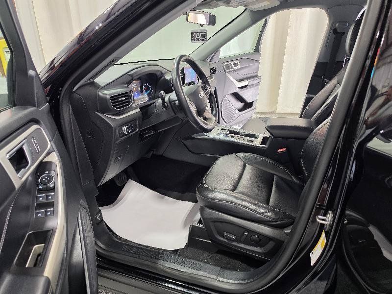 Used 2020 Ford Explorer XLT w/ Equipment Group 202A AWD/4WD image 13