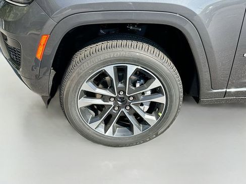 New 2025 Jeep Grand Cherokee Overland w/ Luxury Tech Group IV AWD/4WD image 32