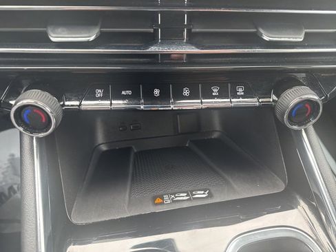 Used 2025 Chevrolet Traverse LT image 37