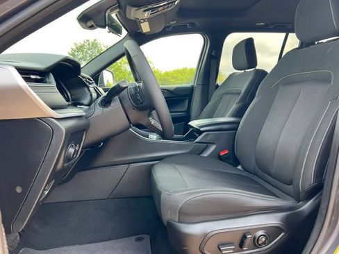 Used 2025 Jeep Grand Cherokee Laredo X w/ Luxury Tech Group I AWD/4WD image 3