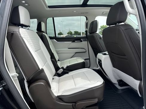 Used 2025 GMC Acadia Denali w/ Super Cruise Package FWD image 12