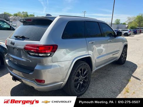 Used 2019 Jeep Grand Cherokee Altitude image 2