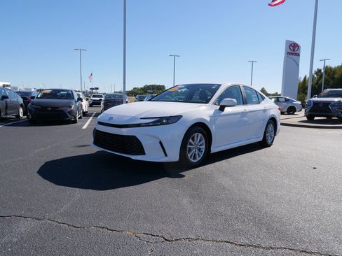 Used 2025 Toyota Camry LE image 7