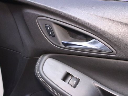 Used 2024 Buick Encore GX Sport Touring image 9