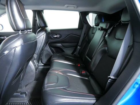 Used 2020 Jeep Cherokee Trailhawk w/ Comfort/Convenience Group AWD/4WD image 19