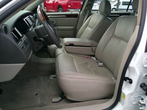 Used 2009 Lincoln Town Car Signature Limited image 11