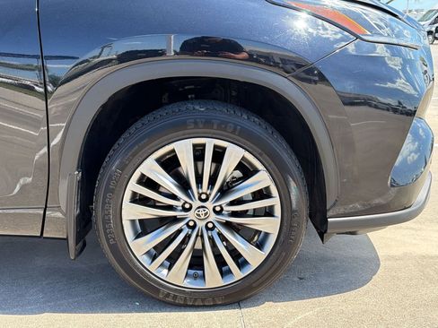 Used 2022 Toyota Highlander Platinum image 12