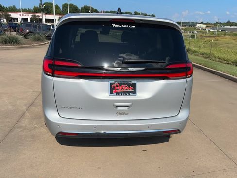 Used 2024 Chrysler Pacifica Touring-L FWD image 8