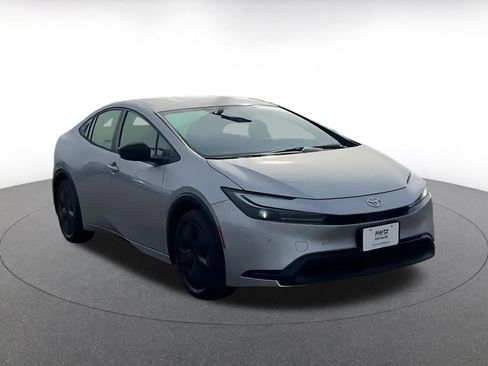 Used 2025 Toyota Prius LE image 3