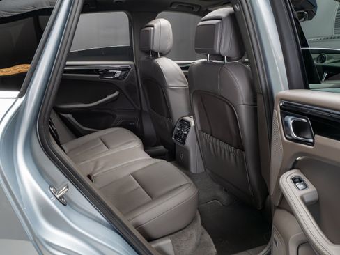 Certified 2025 Porsche Macan AWD/4WD image 30