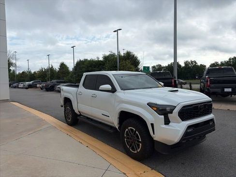 Used 2025 Toyota Tacoma TRD Sport RWD image 7