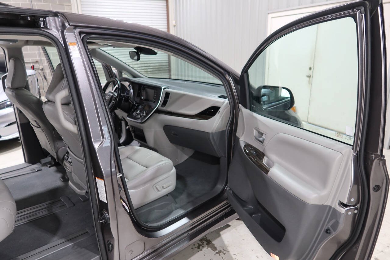 Used 2019 Toyota Sienna XLE w/ XLE Navigation Package FWD image 12