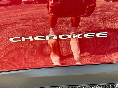 Used 2019 Jeep Cherokee Latitude w/ Cold Weather Group image 32