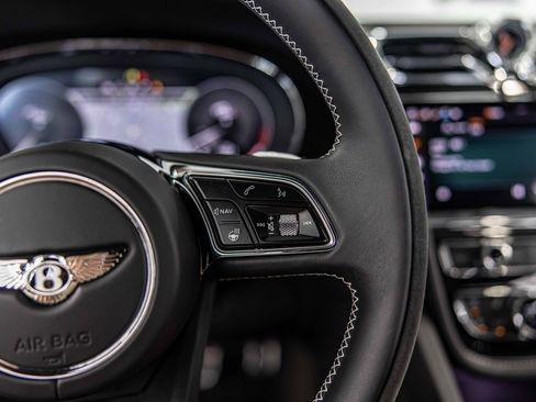 Used 2022 Bentley Bentayga image 26