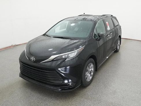 New 2026 Toyota Sienna XLE image 3
