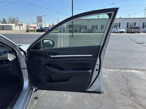 Used 2023 Nissan Altima 2.5 SV w/ SV Premium Package image 14