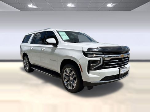 Used 2025 Chevrolet Suburban LT RWD image 6