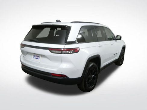 Used 2025 Jeep Grand Cherokee Altitude AWD/4WD image 4