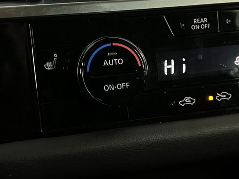 Used 2024 Nissan Pathfinder SV w/ Black Appearance Package image 19