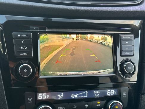 Used 2018 Nissan Rogue SV image 19