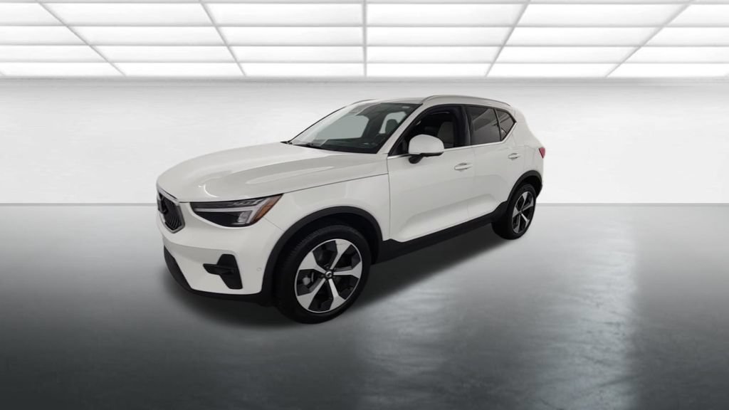 Used 2024 Volvo XC40 B5 Plus AWD/4WD image 2