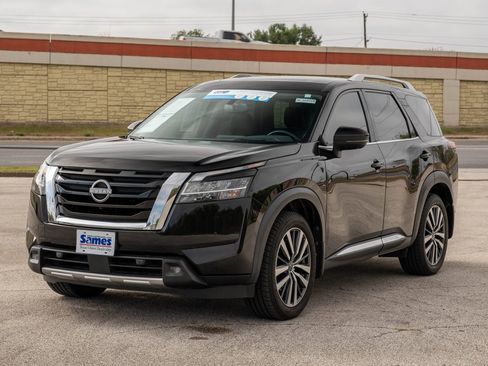 Used 2022 Nissan Pathfinder Platinum w/ Cargo Package image 3