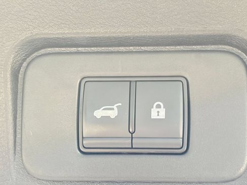Used 2025 Nissan Rogue SV FWD image 24