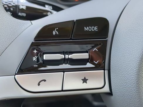 Used 2025 Hyundai Elantra SE image 21