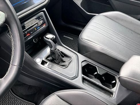 Used 2022 Volkswagen Tiguan SE w/ Panoramic Sunroof Package image 17