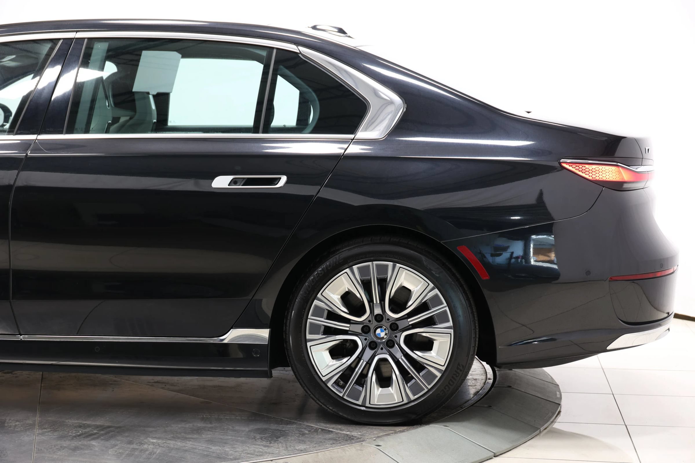 Used 2023 BMW i7 xDrive60 AWD/4WD image 11