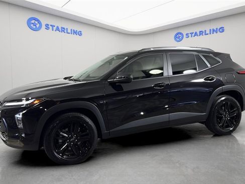 Used 2024 Chevrolet Trax ACTIV w/ Sunroof Package image 2