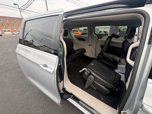 Used 2024 Chrysler Pacifica Touring-L image 28