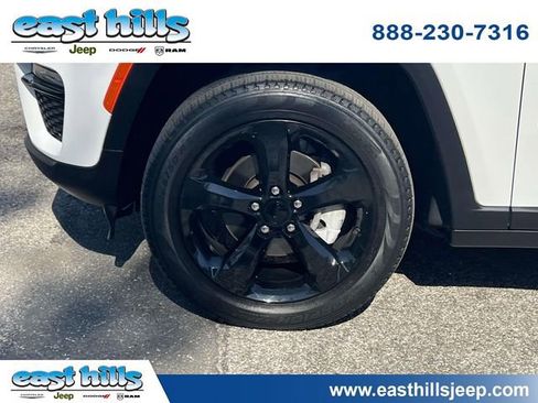 Used 2023 Jeep Grand Cherokee Limited w/ Black Appearance Package image 10