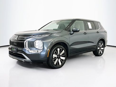 Used 2025 Mitsubishi Outlander SE AWD/4WD image 3