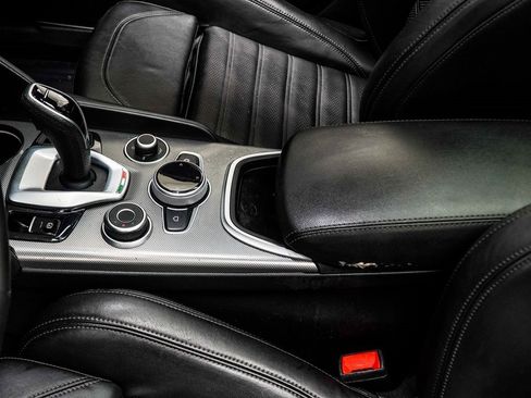 Used 2023 Alfa Romeo Giulia Veloce image 17