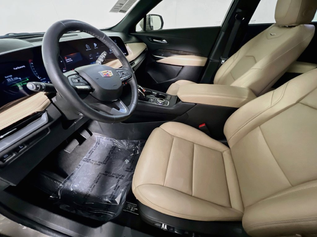 Used 2024 Cadillac XT4 Premium Luxury w/ Technology Package FWD image 12