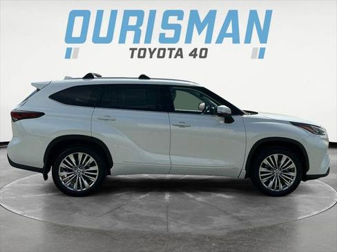 Certified 2025 Toyota Highlander Platinum AWD/4WD image 9