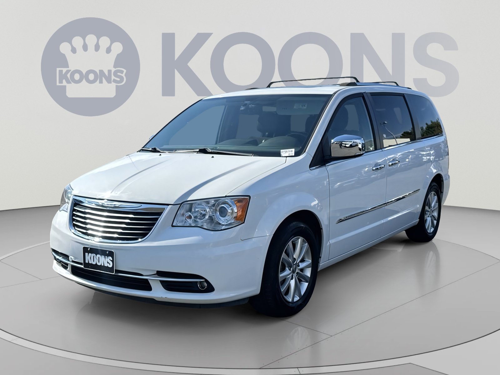 Used 2016 Chrysler Town & Country Limited Platinum FWD image 1