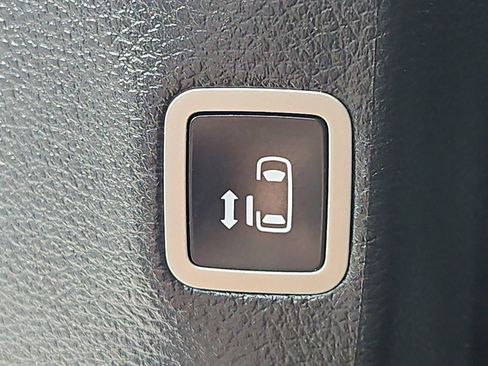 Used 2025 Chrysler Pacifica Select FWD image 43