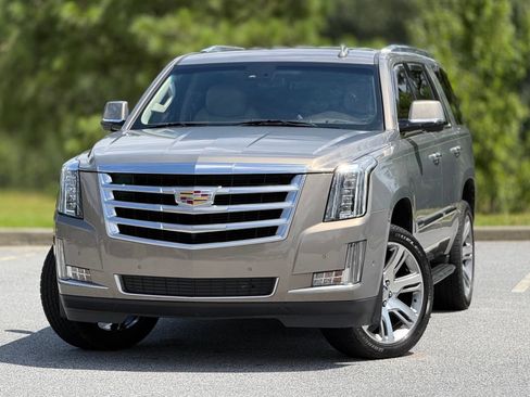 Used 2017 Cadillac Escalade Luxury RWD image 2