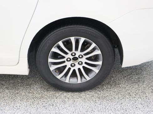 Used 2020 Toyota Sienna XLE w/ XLE Navigation Package image 10