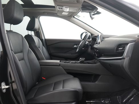 Used 2022 Nissan Rogue SV w/ SV Premium Package image 11