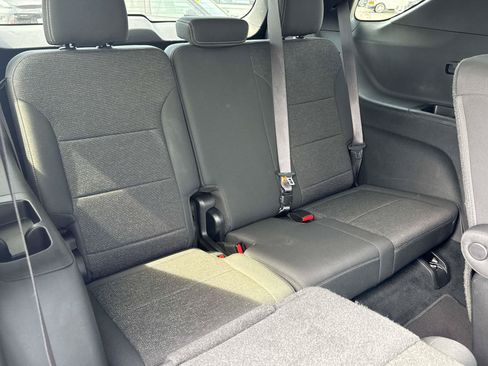 Used 2025 Chevrolet Traverse LT FWD image 18